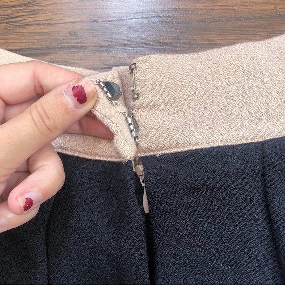 BCBGeneration • Pleated Mini Skirt tan black stripe Dark Buff pockets full - Picture 10 of 10